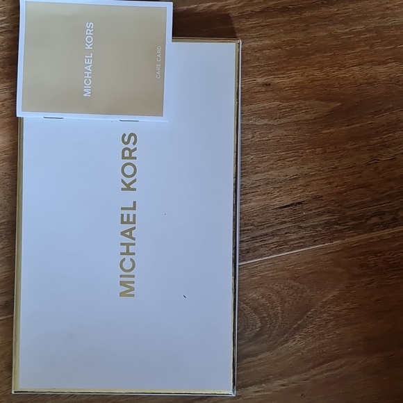 BNWT Michael kors leather wristlet in beige and gold colour. - Picture 3 of 3